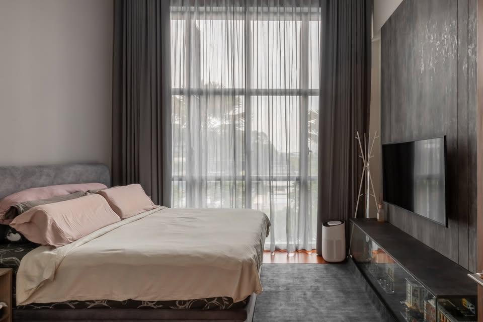 Modern Bedroom with Queen Bed and Bed