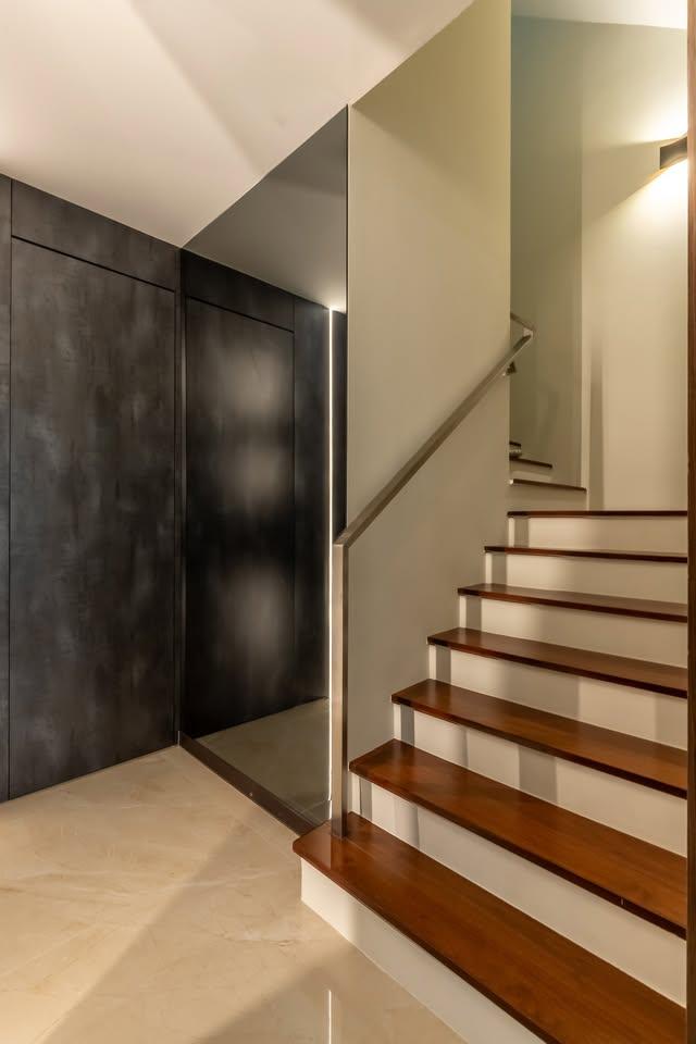 Modern Walk-in Wardrobe with Wardrobe and Small Storage
