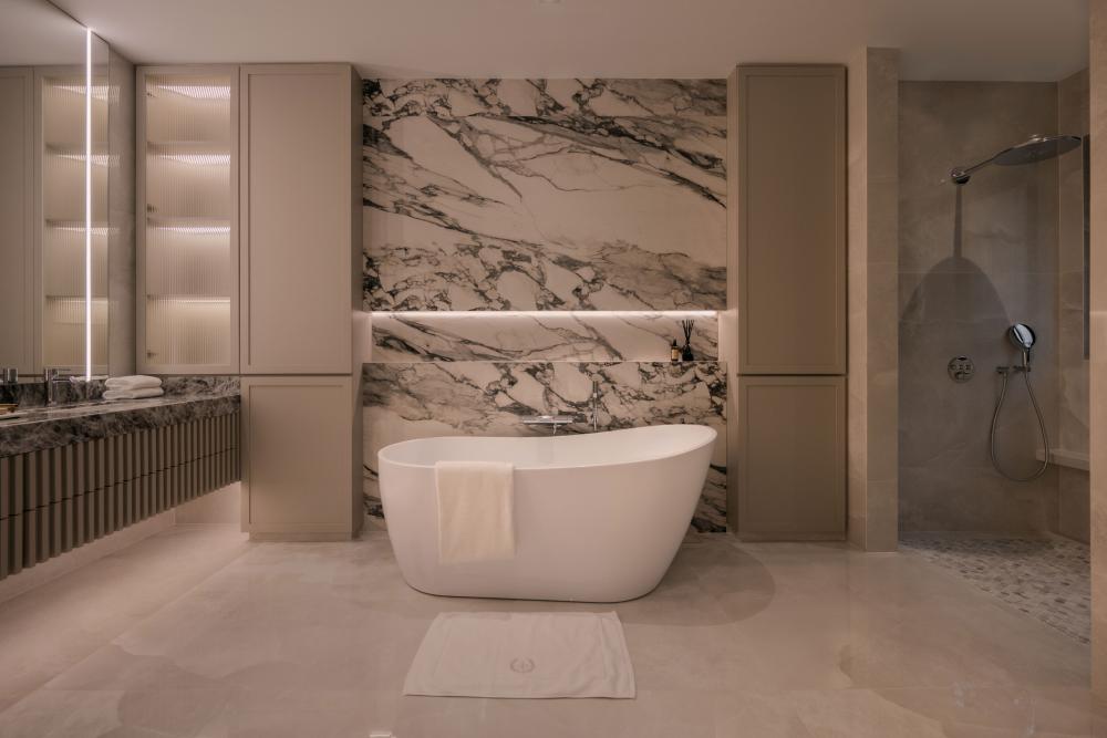 Modern Bathroom with Mirror and Bathtub