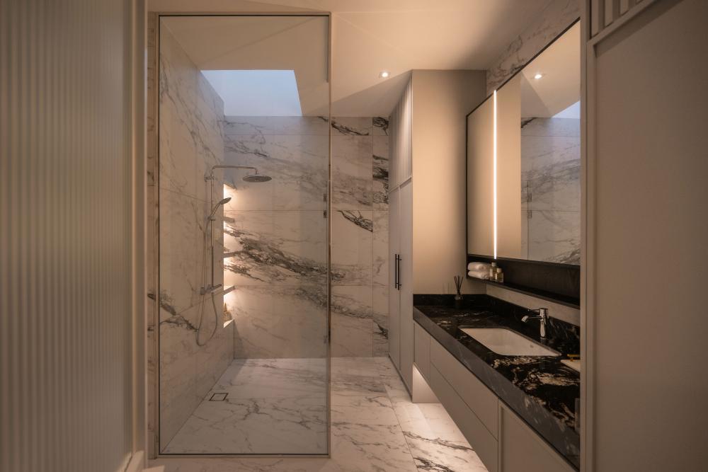 Modern Bathroom with Marble Floor and Mirror