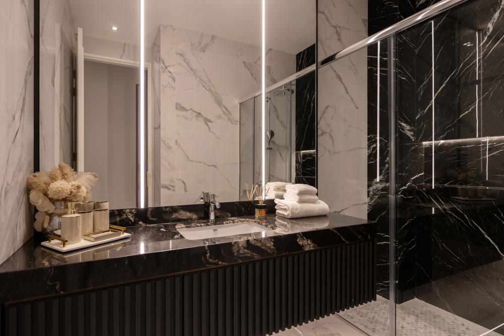 Modern Bathroom with Mirror and Wall Mirror