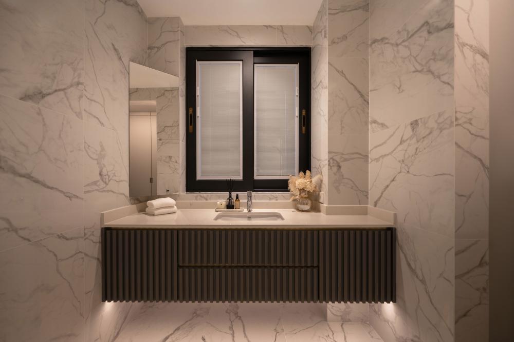 Modern Bathroom with Mirror and Bathroom Storage