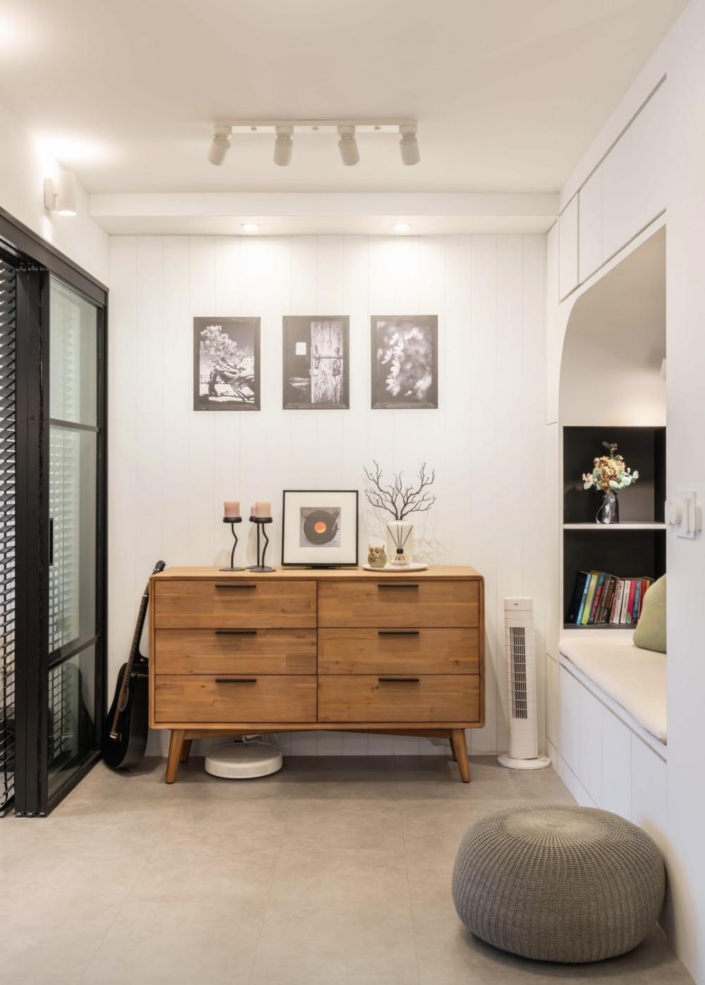 Vintage Entryway with Seating Bench and Shoe Rack