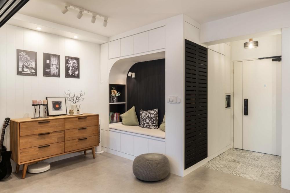 Vintage Entryway with Seating Bench and Shoe Rack