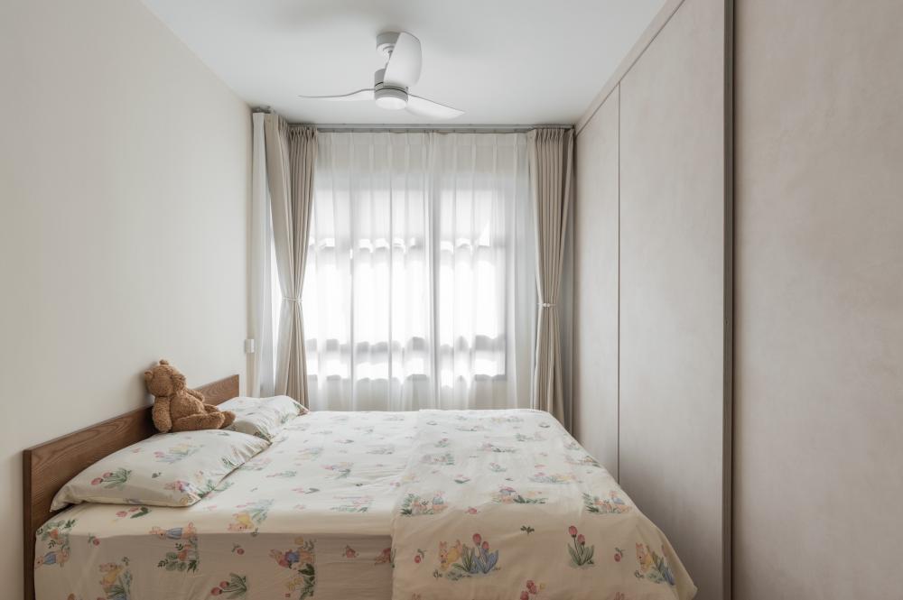 Minimalist Bedroom with Vinyl Flooring and Wardrobe