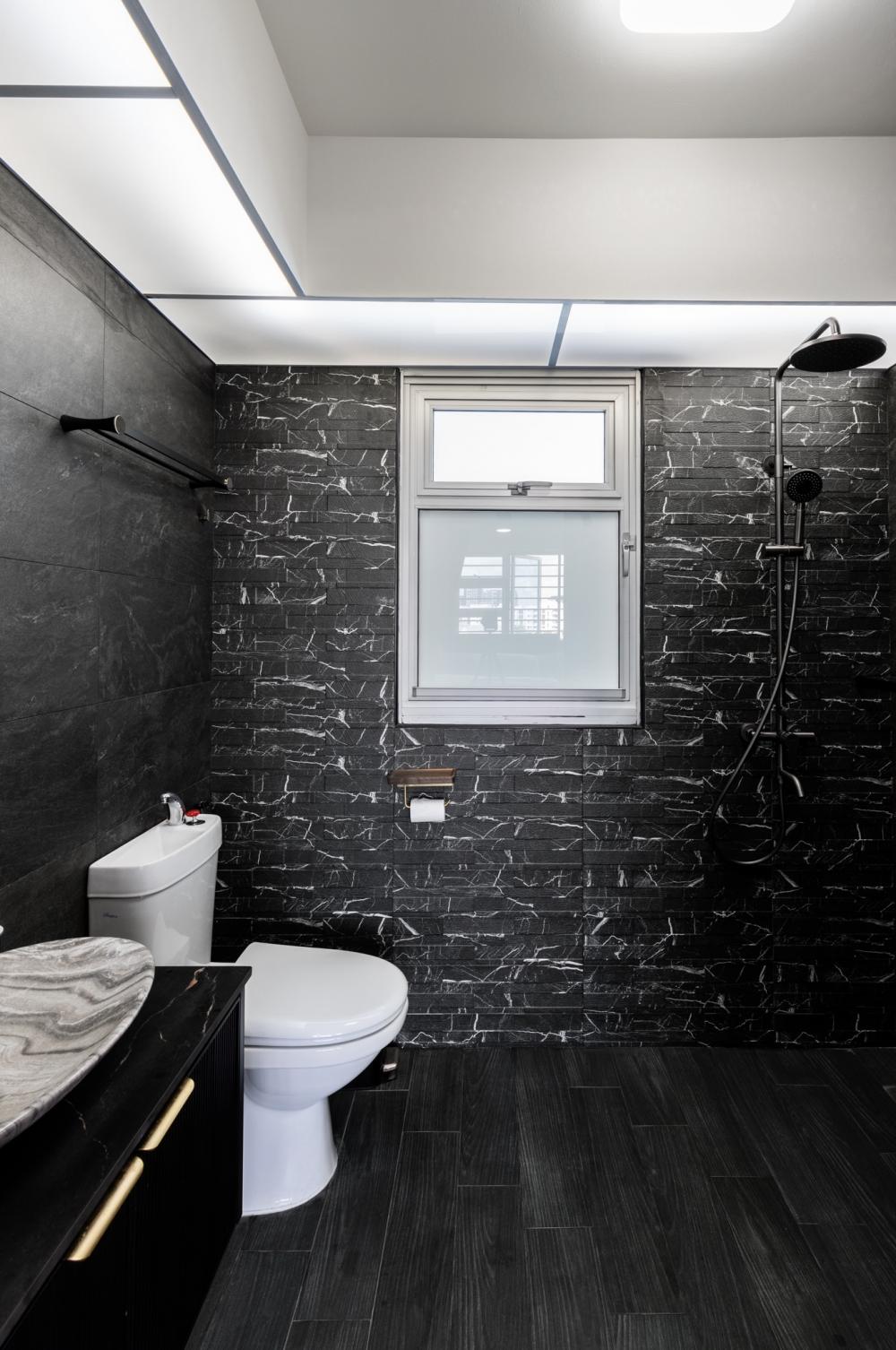 Modern Bathroom with Homogeneous Tiles and Herringbone Tiling