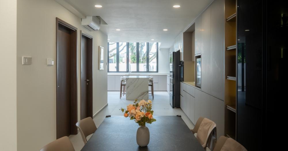 Modern Dining Room with Dining Table and Dining Chairs