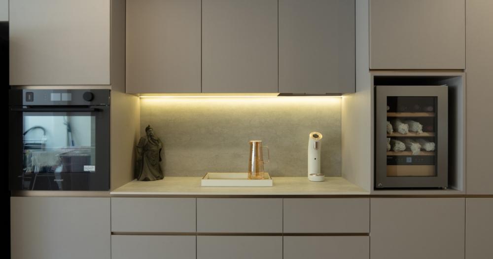 Modern Kitchen with Vinyl Flooring and Herringbone Tiling