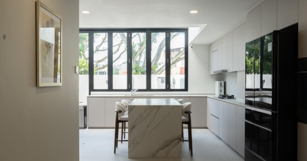 Modern Kitchen with Kitchen Window and Kitchen Island