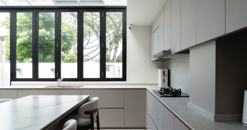 Modern Kitchen with Countertop and Open Kitchen