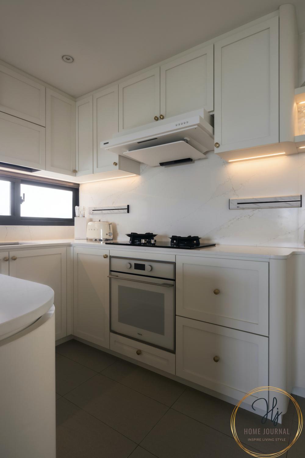 Modern Kitchen with Open Kitchen and Kitchen Backsplash
