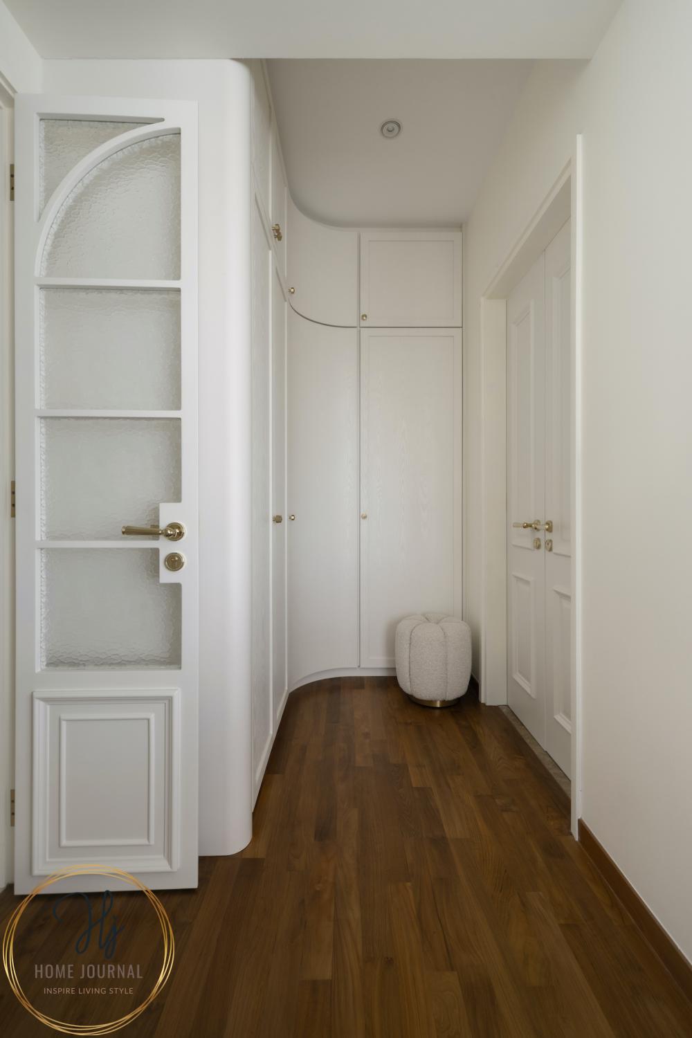 Modern Walk-in Wardrobe with Glass Door and Wardrobe