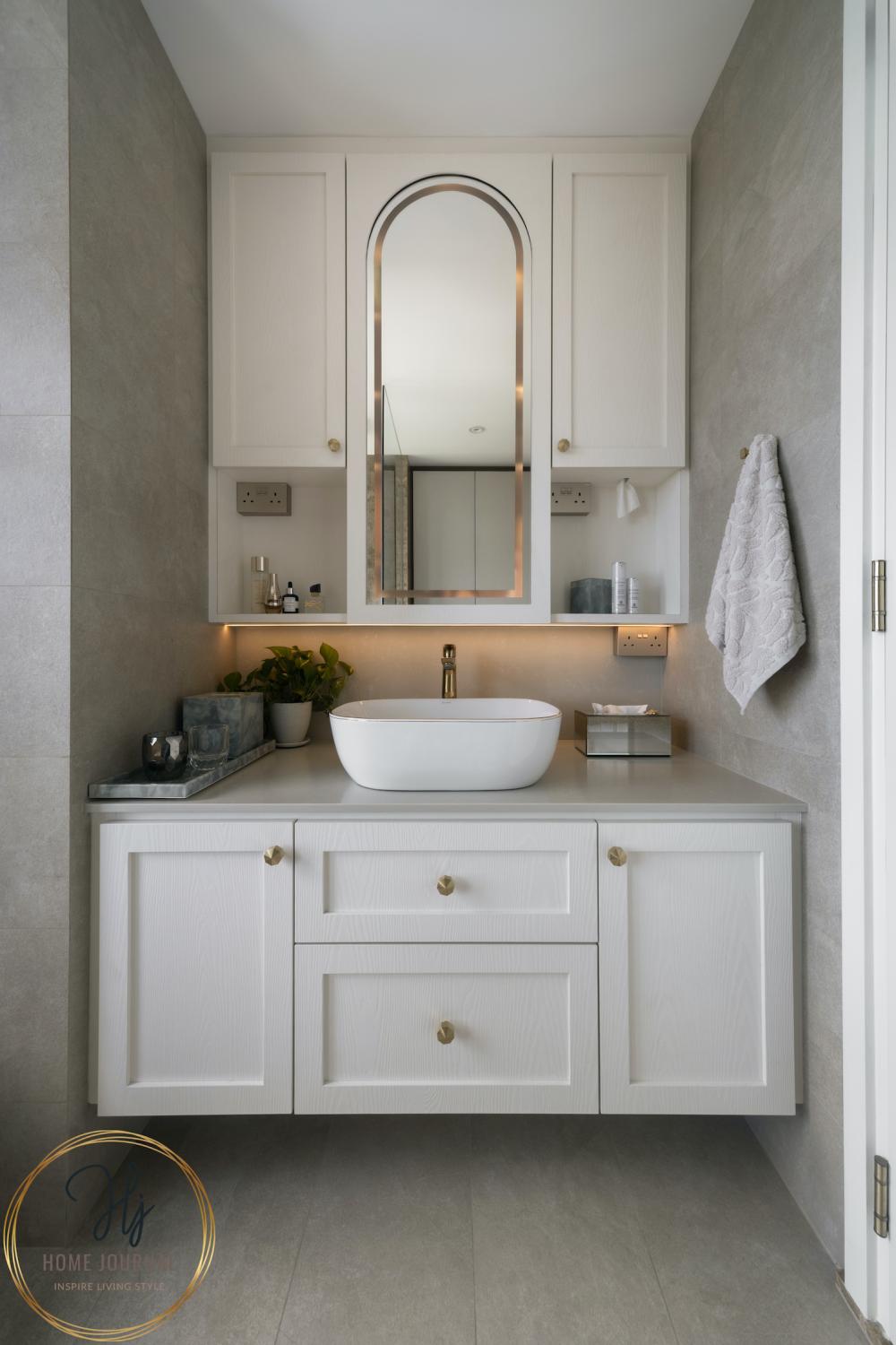 Modern Bathroom with Countertop and Mirror