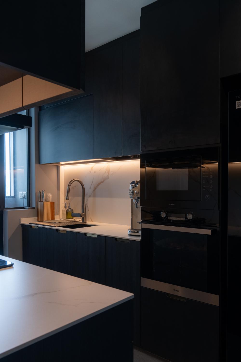 Modern Kitchen with Kitchen Island and Open Kitchen