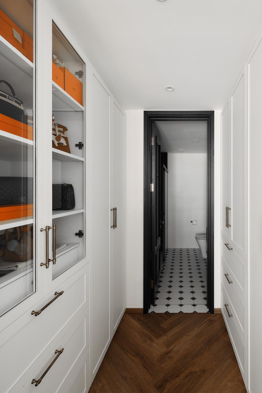 Modern Walk-in Wardrobe with Wardrobe and Small Storage