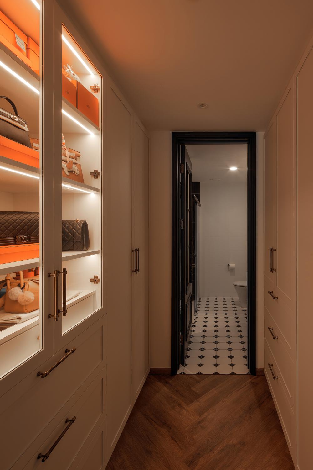 Modern Walk-in Wardrobe with Wardrobe and Small Storage