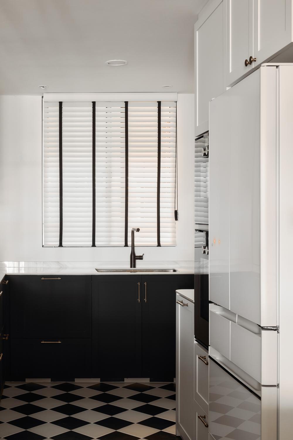 Modern Kitchen with Countertop and Kitchen Island