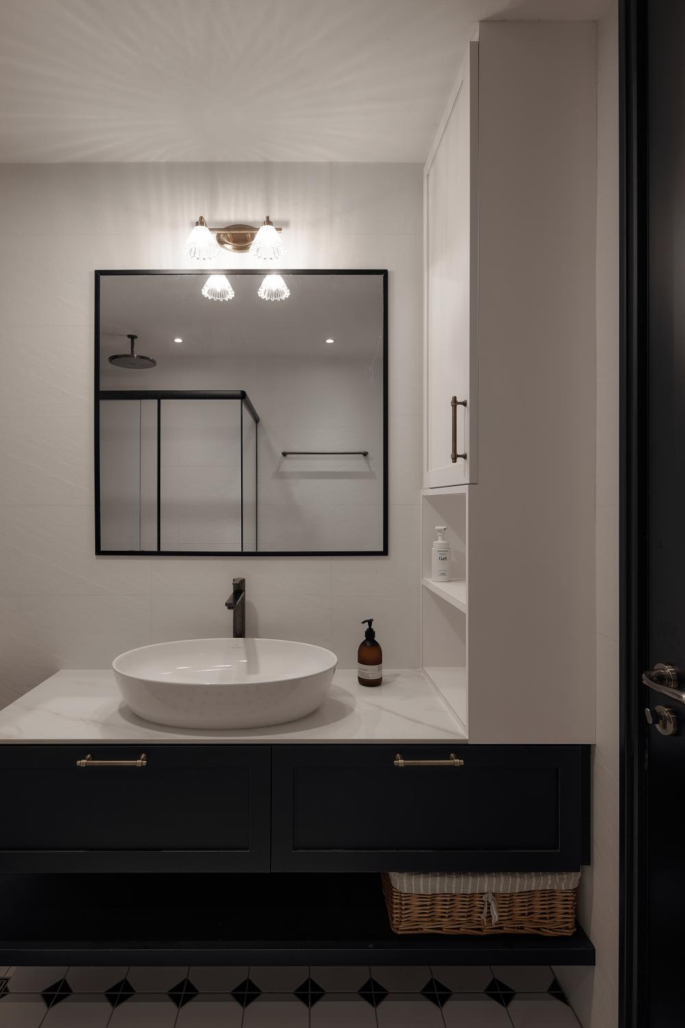 Modern Bathroom with Mirror and Bathroom Storage