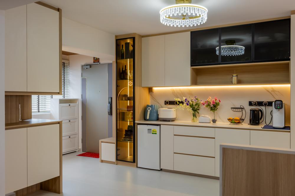 Modern Kitchen with Vinyl Flooring and Homogeneous Tiles