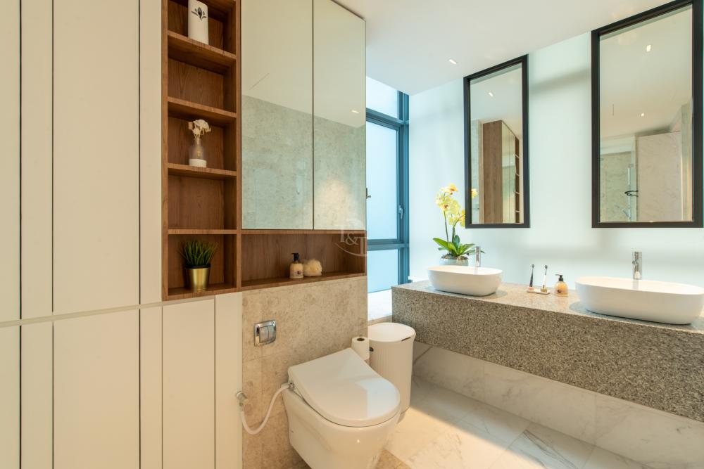 Modern Bathroom with Countertop and Homogeneous Tiles