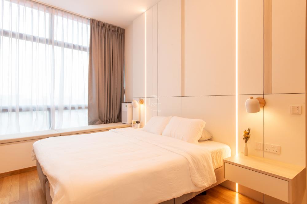 Modern Bedroom with Parquet Floor and Bay Window