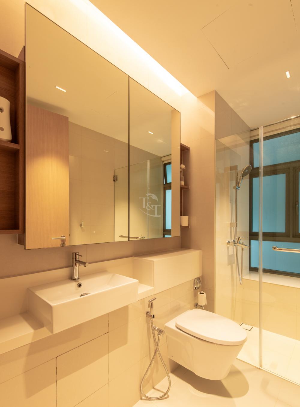 Modern Bathroom with Countertop and Homogeneous Tiles