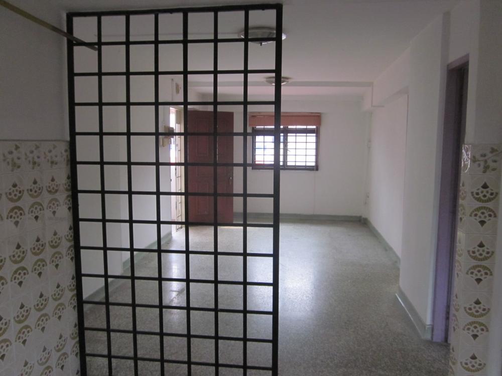 Asian Living Room with Homogeneous Tiles and Herringbone Tiling