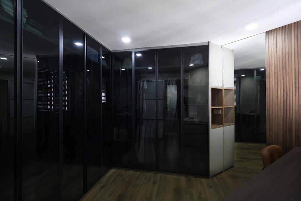 Contemporary Walk-in Wardrobe with Wardrobe and Vanity Counter