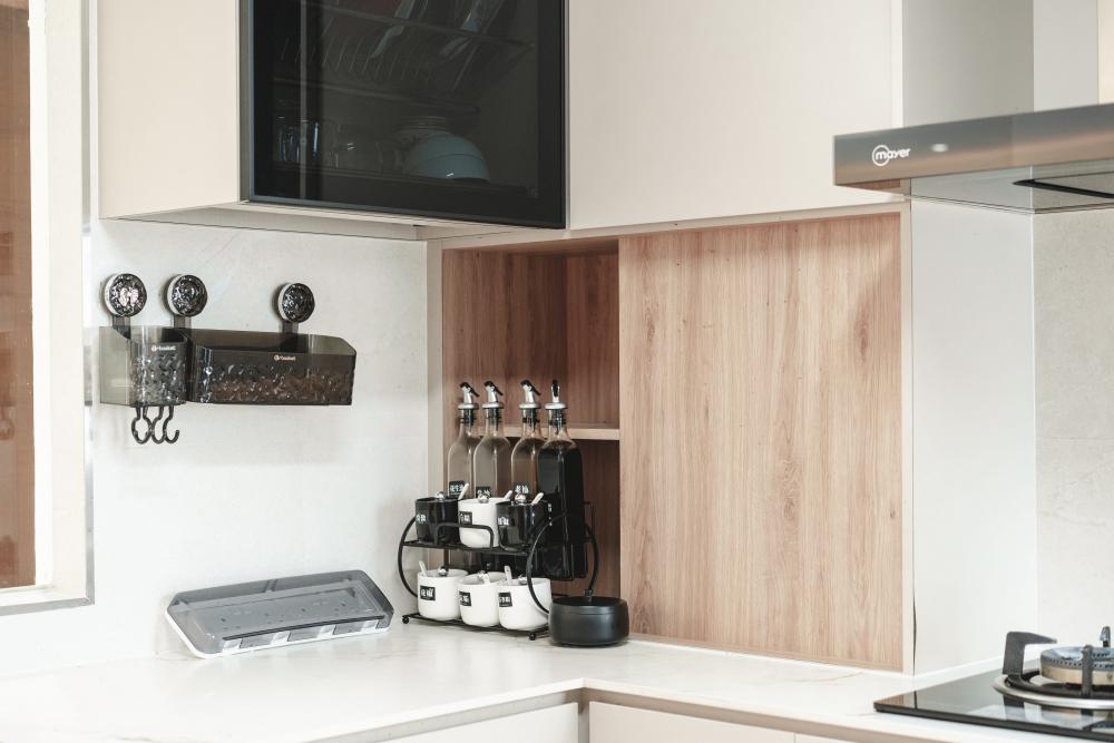 Contemporary Kitchen with Countertop and Kitchen Backsplash