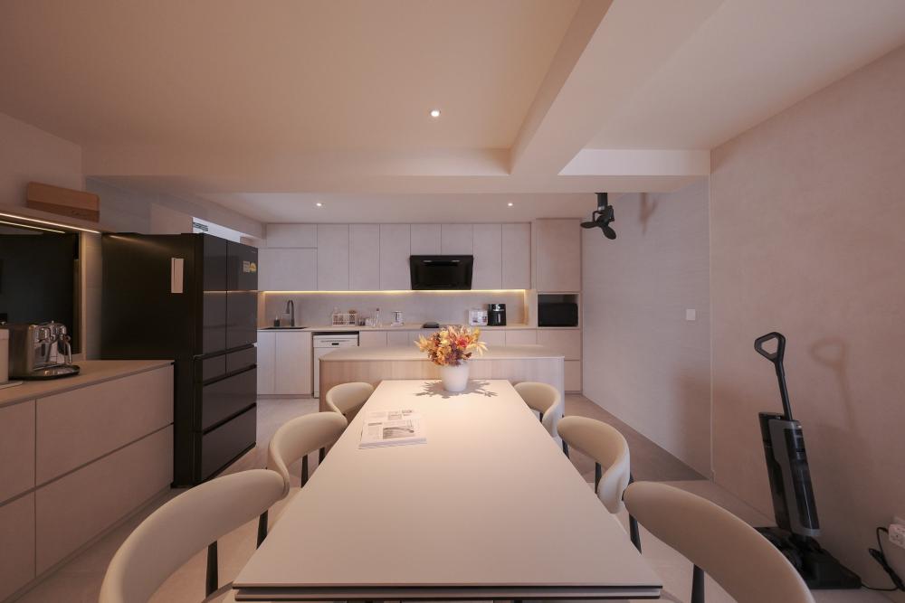 Modern Dining Room with Drop Ceiling and Dining Table