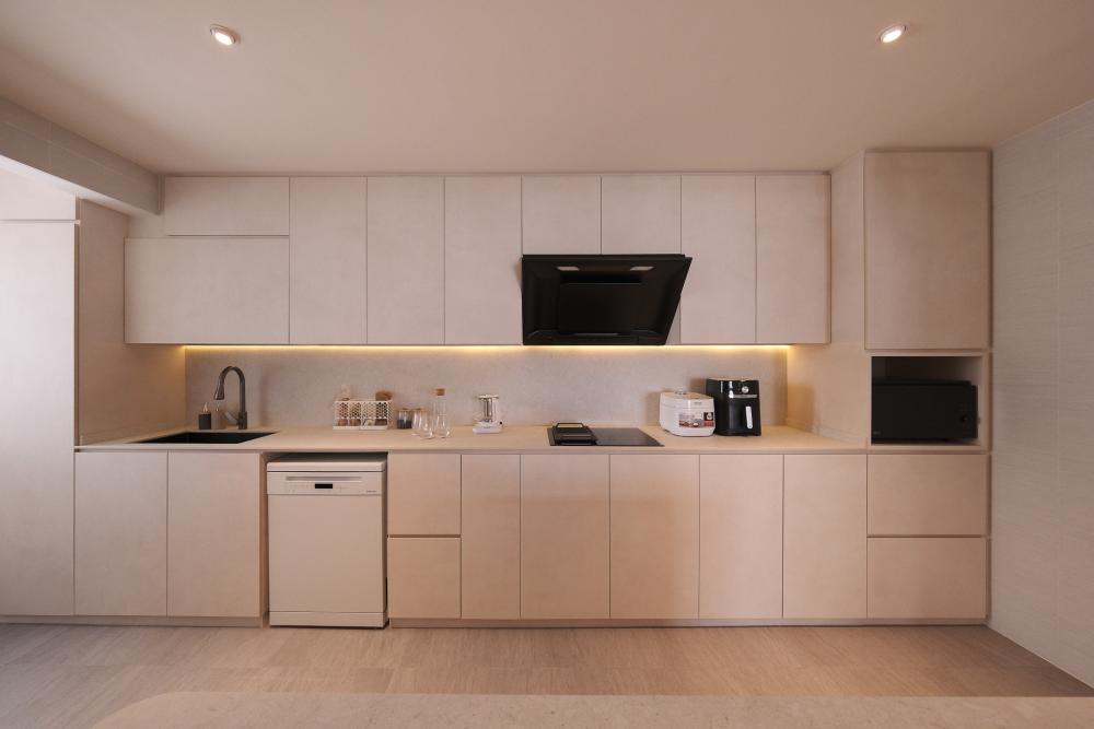 Modern Kitchen with Vinyl Flooring and Homogeneous Tiles