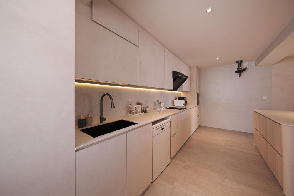 Modern Kitchen with Homogeneous Tiles and Cement Floor