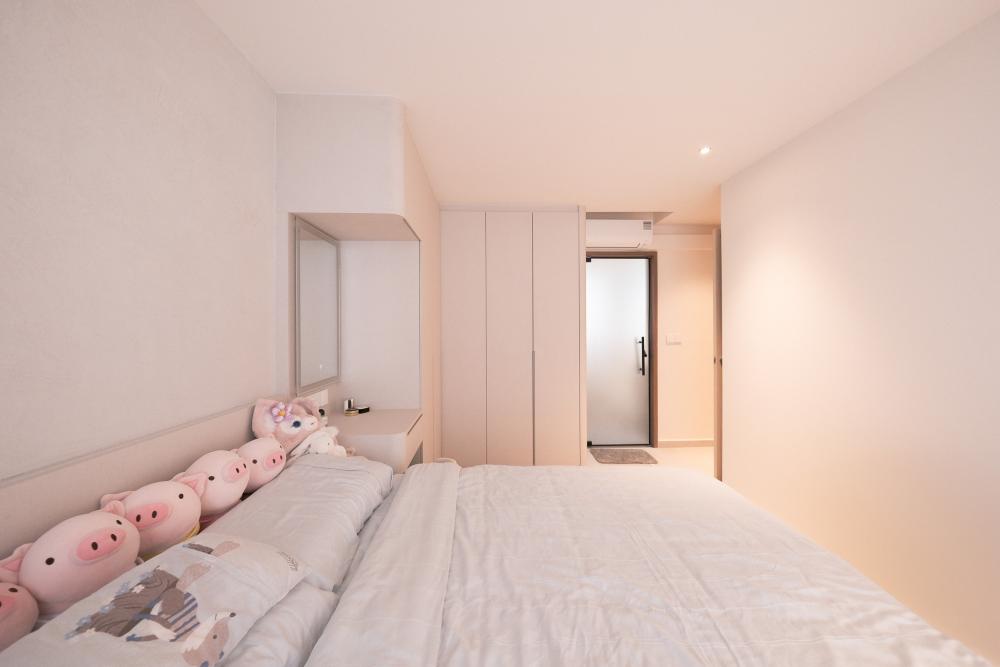 Modern Bedroom with Parquet Floor and Granite Floor