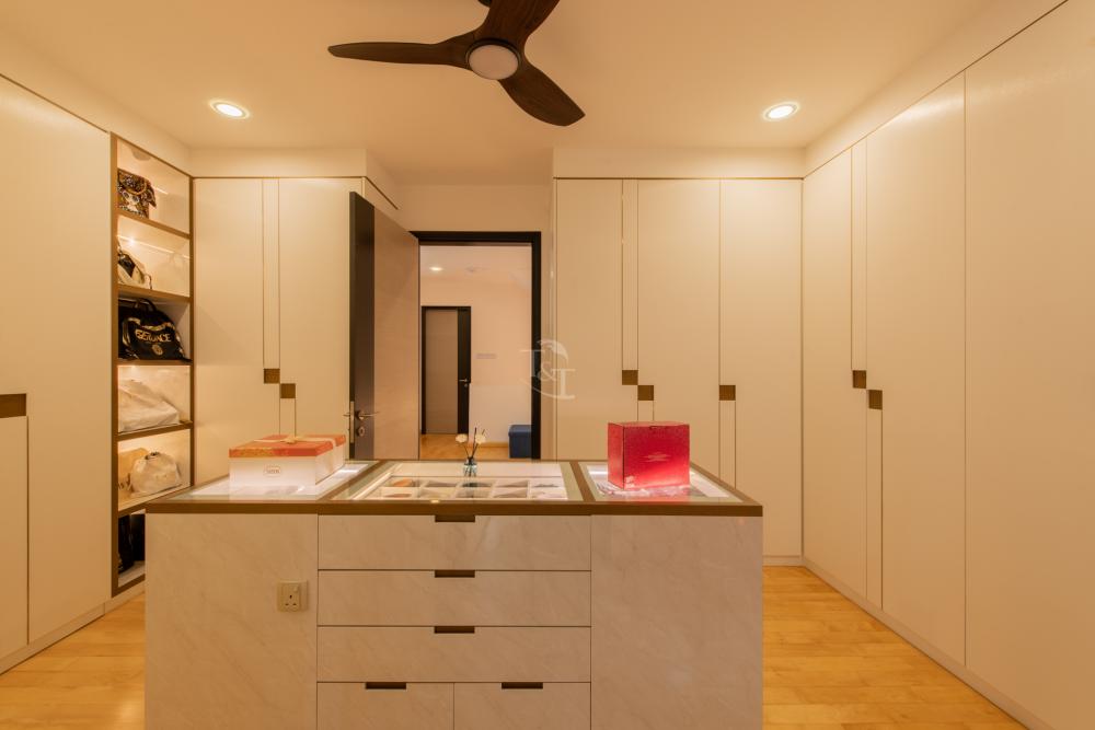 Modern Walk-in Wardrobe with Mirror and Wardrobe