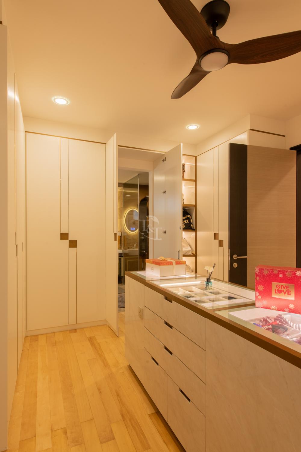 Modern Walk-in Wardrobe with Mirror and Wardrobe