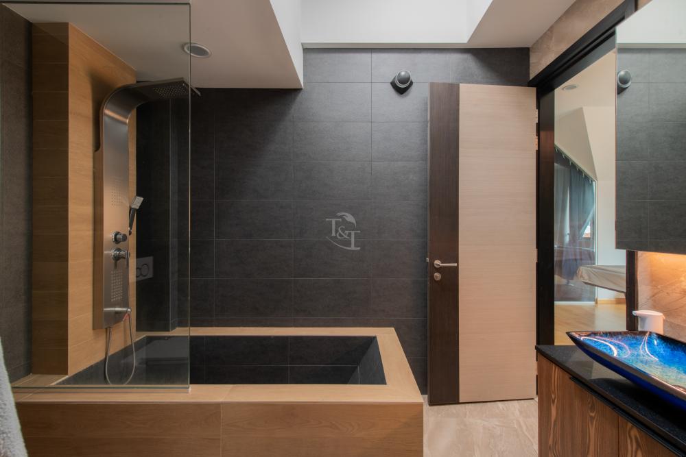 Modern Bathroom with Homogeneous Tiles and Marble Floor