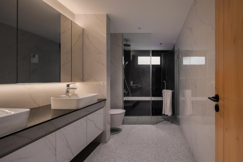 Modern Bathroom with Countertop and Homogeneous Tiles