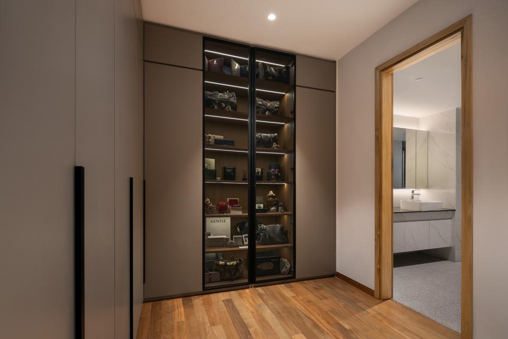 Modern Walk-in Wardrobe with Mirror and Wardrobe