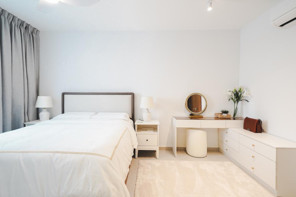 Scandinavian Bedroom with Platform Bed and Homogeneous Tiles