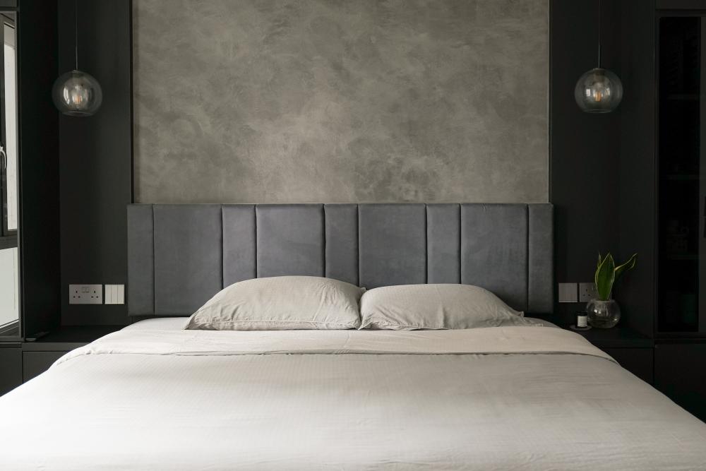 Modern Bedroom with Vinyl Flooring and Homogeneous Tiles