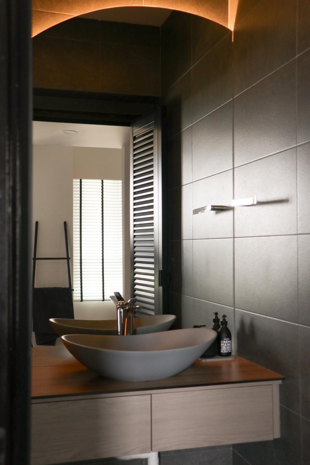Modern Bathroom with Parquet Floor and Cement Floor