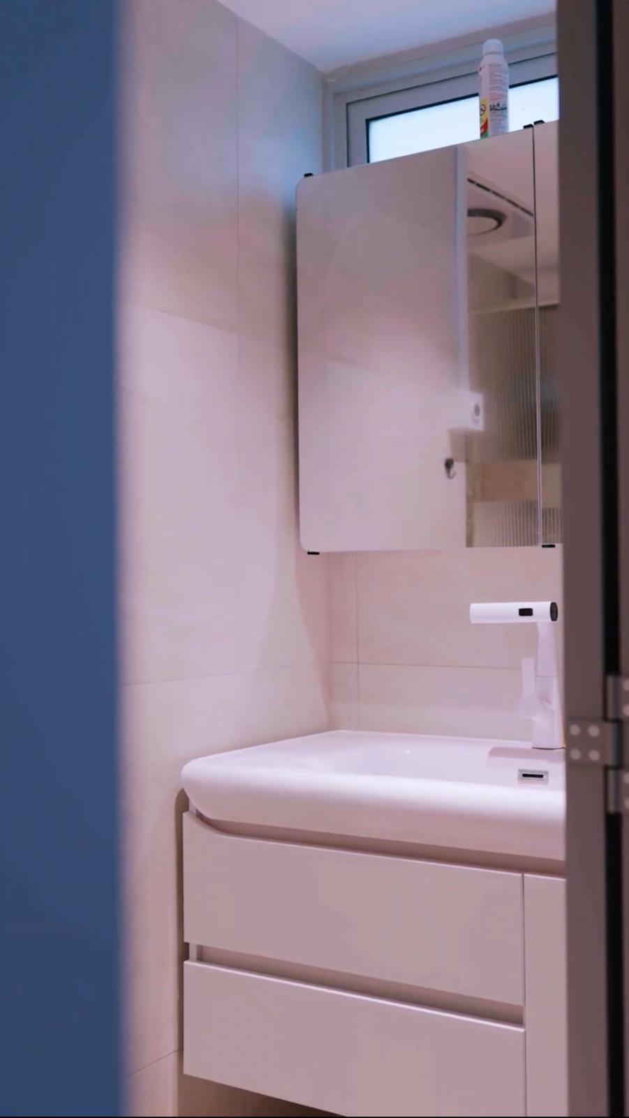 Minimalist Bathroom with Homogeneous Tiles and Mirror