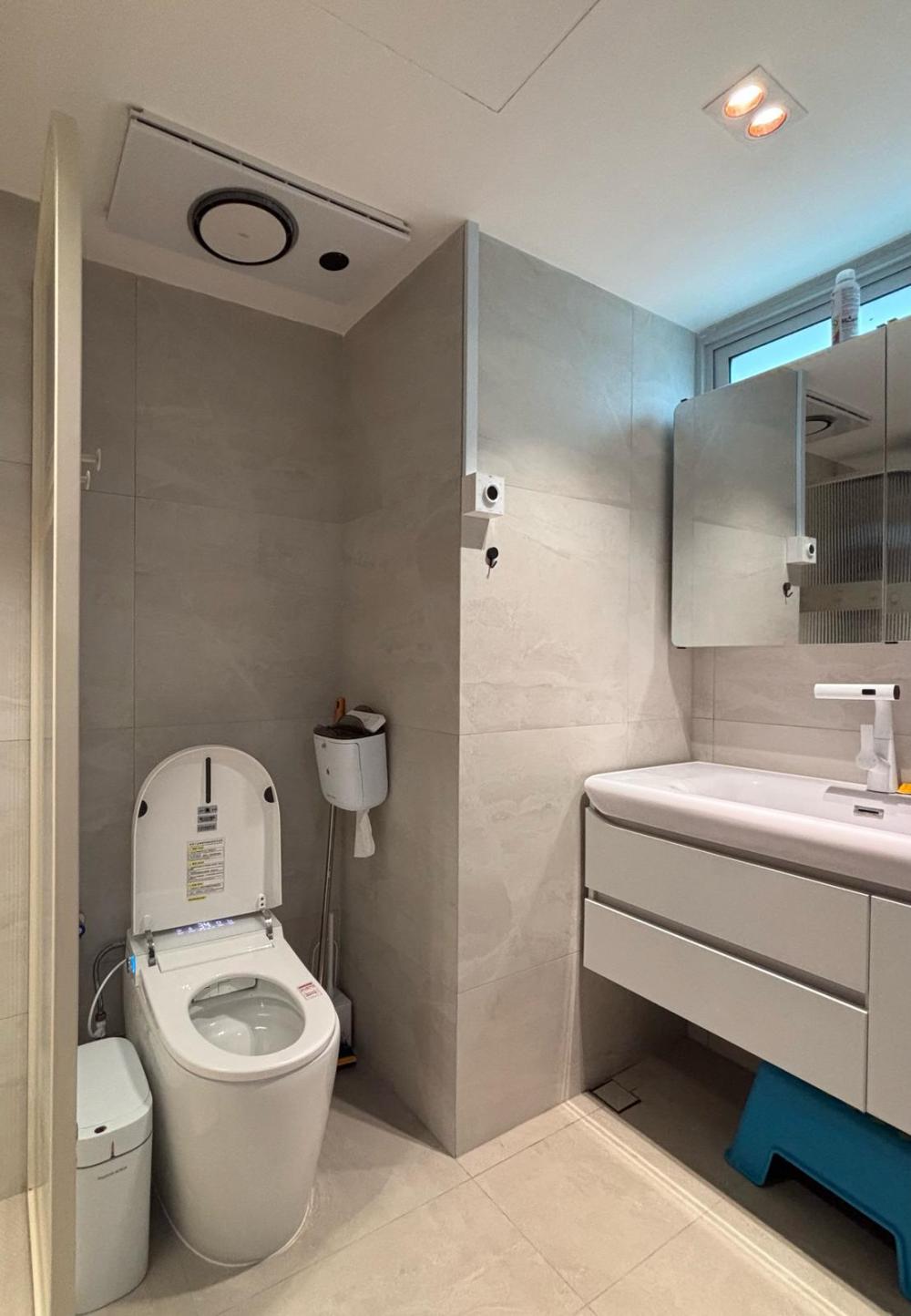 Minimalist Bathroom with Homogeneous Tiles and Mirror