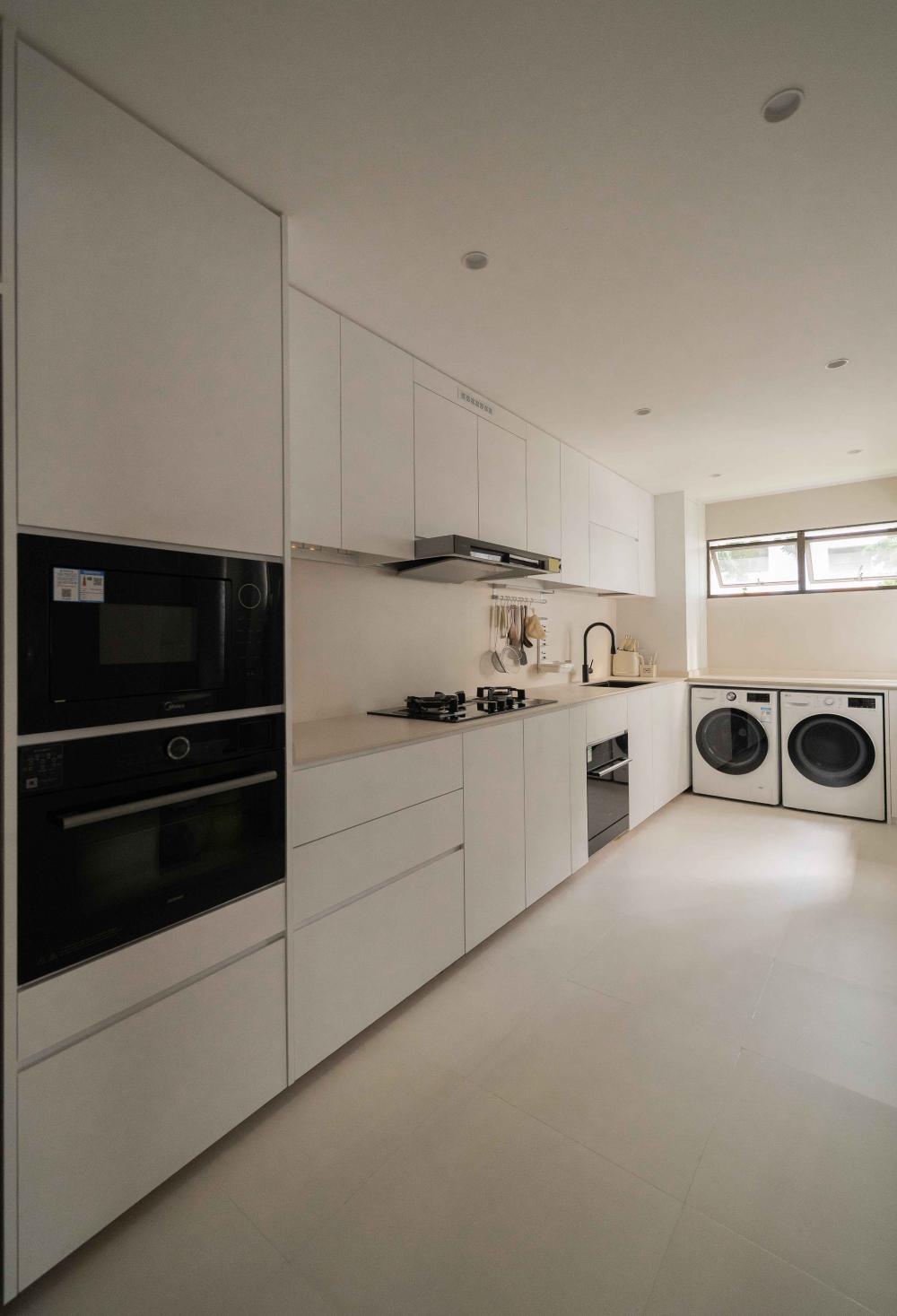 Minimalist Kitchen with Countertop and Open Kitchen