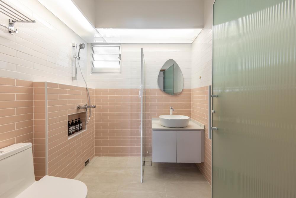 Modern Bathroom with Vinyl Flooring and Homogeneous Tiles