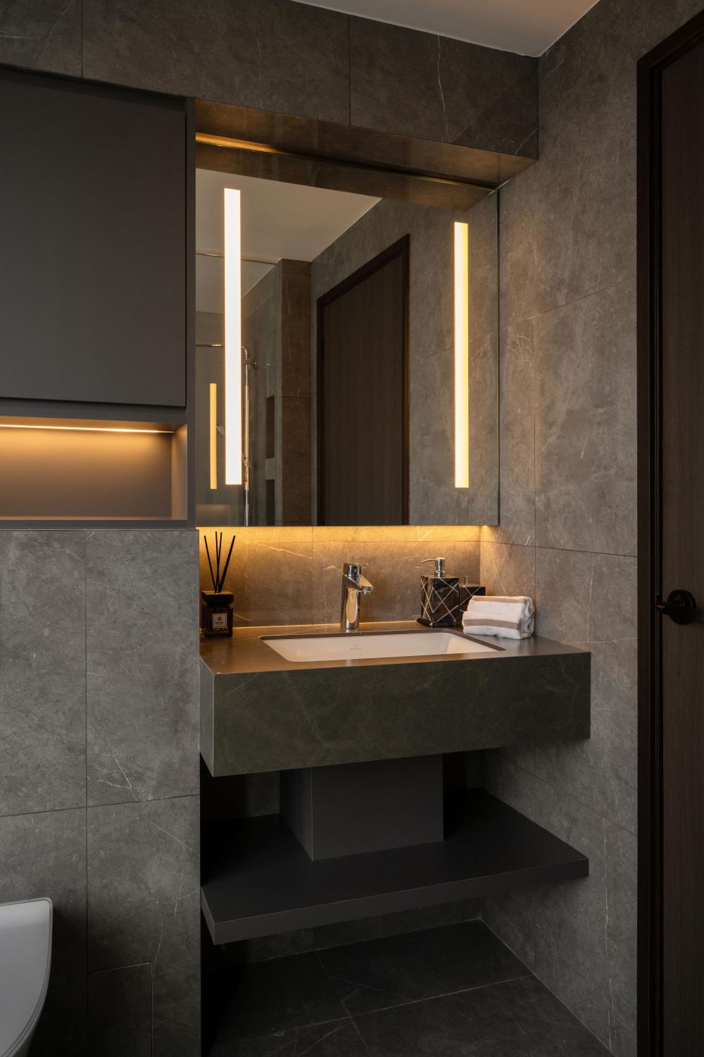Modern Bathroom with Countertop and Mirror
