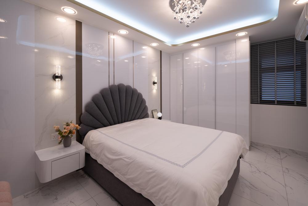 Modern Bedroom with Queen Bed and Flooring