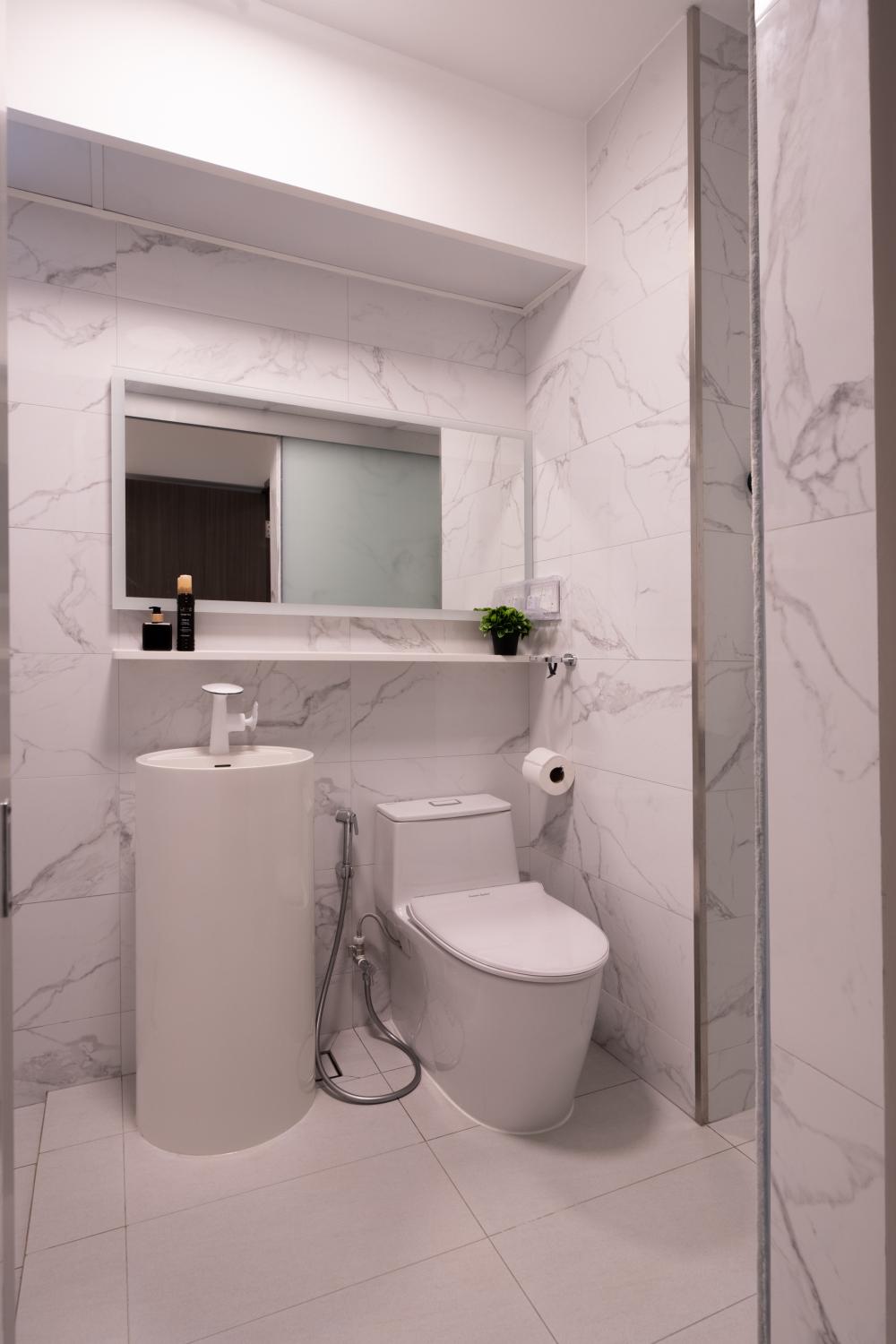 Modern Bathroom with Countertop and Mirror