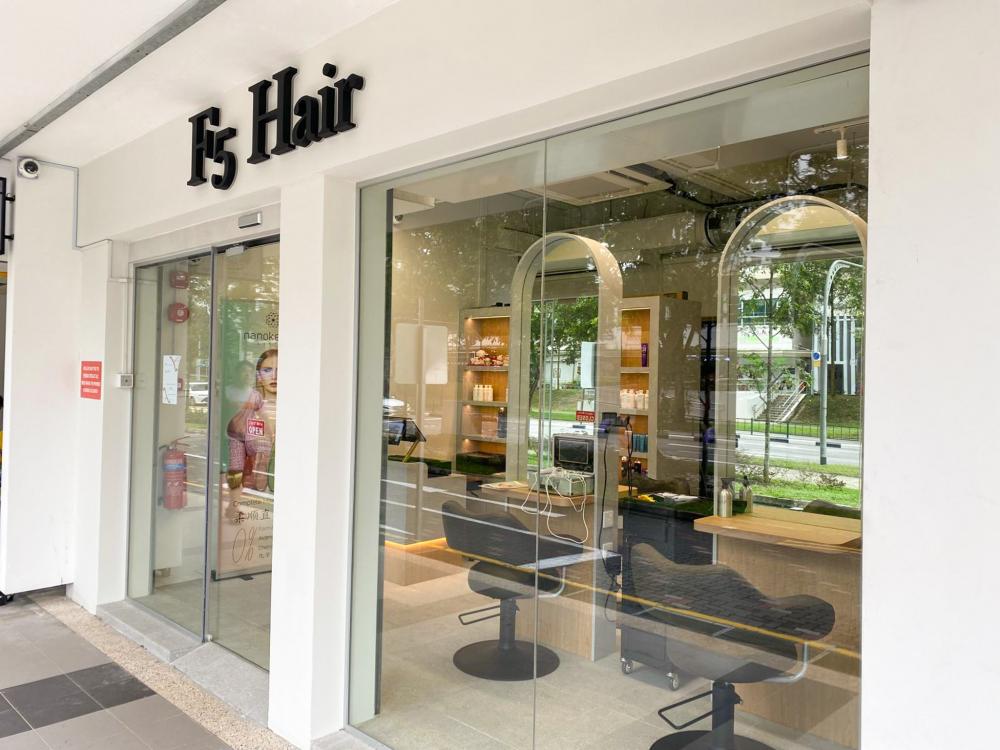Minimalist Shopfront with Homogeneous Tiles and Mirror