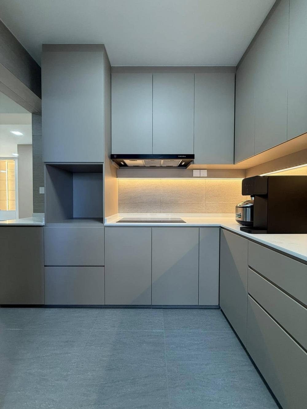 Minimalist Kitchen with Countertop and Open Kitchen